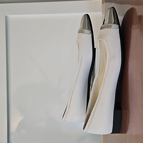 Prada white leather square toe flats, 1/2" heel. Size EU 39 look new - Picture 4 of 10